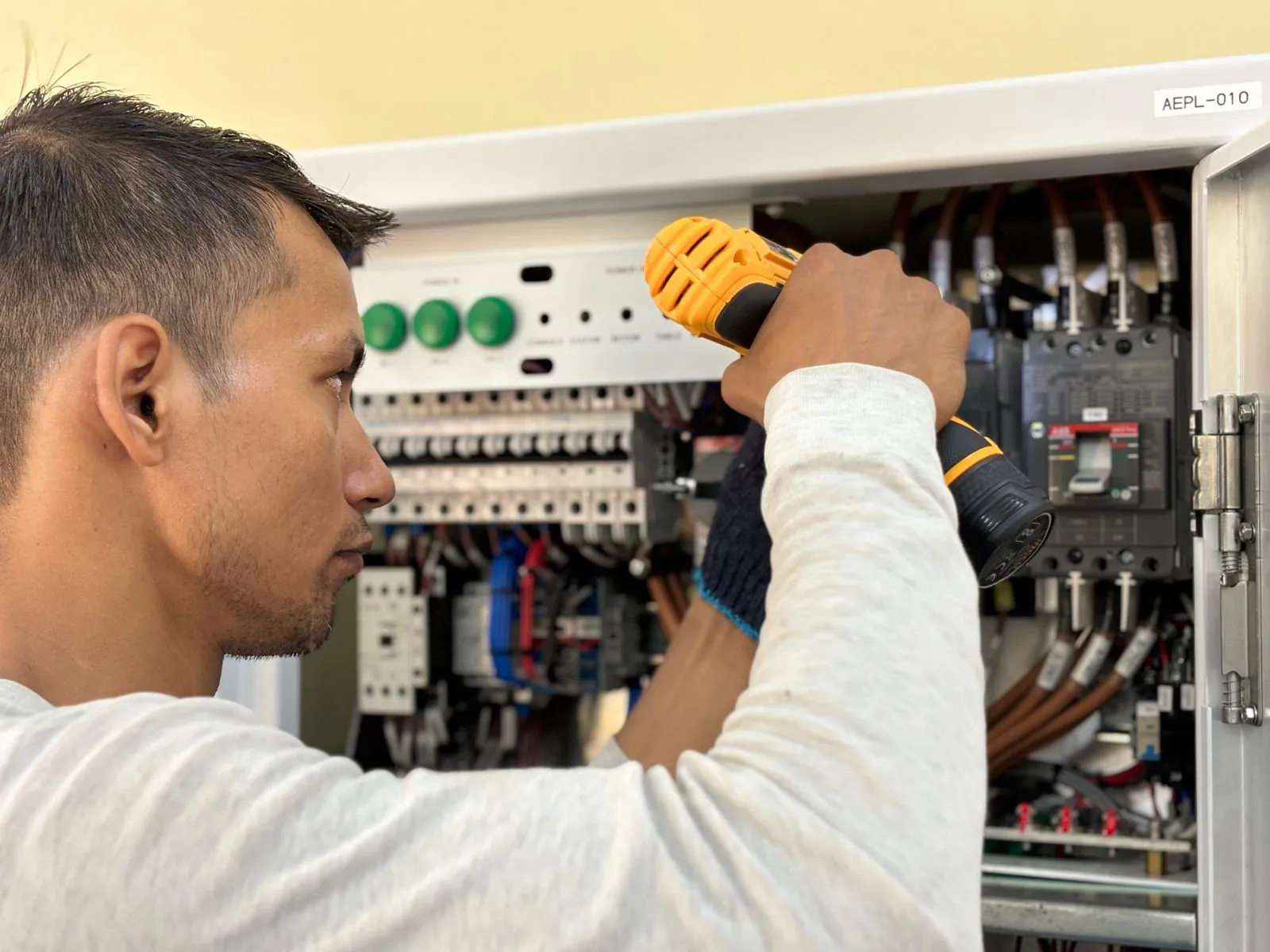 Elektriker arbeitet am Verteilerkasten